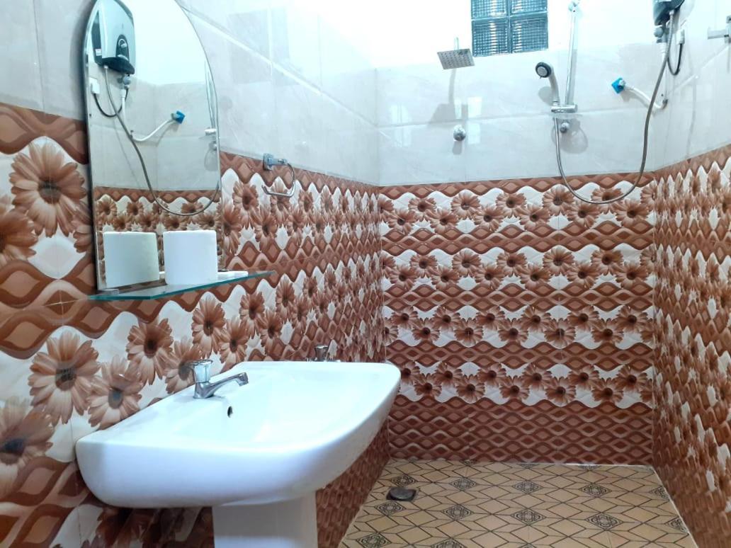 נלת'אניה Subash Hotel מראה חיצוני תמונה